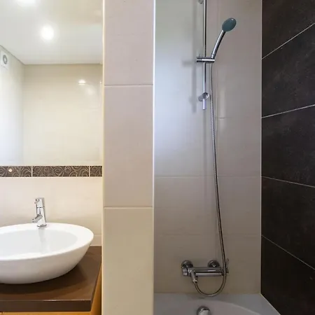 Chill W Pool - Da Rocha